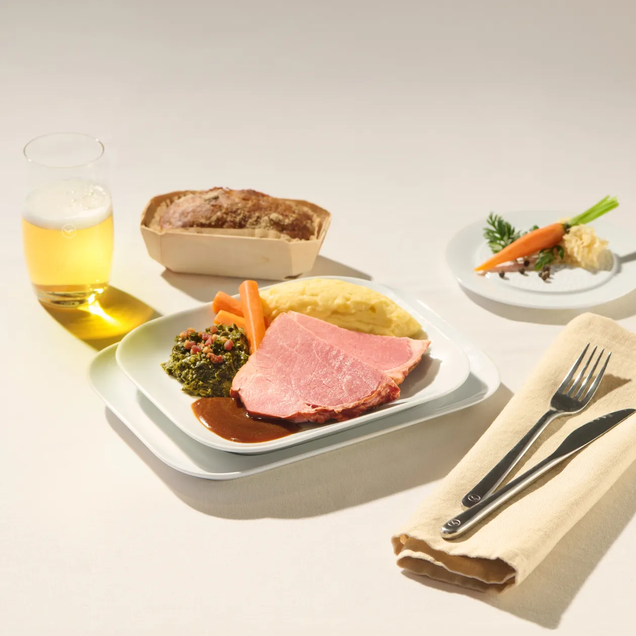 Badisches Schäufele mit Kartoffelpüree, Meerrettich, Karotte und Grünkohl