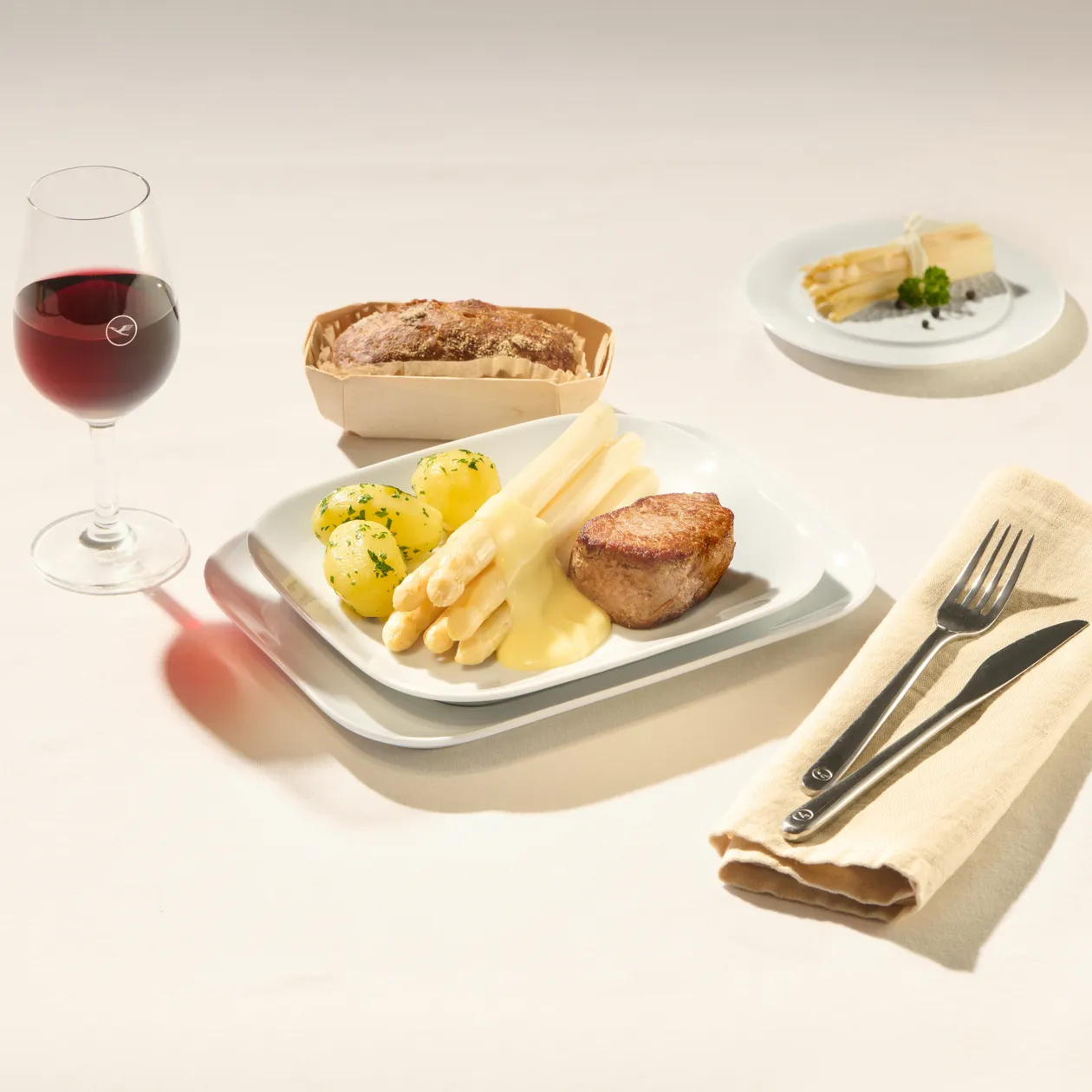Asperges blanches allemandes et filet de veau, sauce hollandaise et pommes de terre persillées