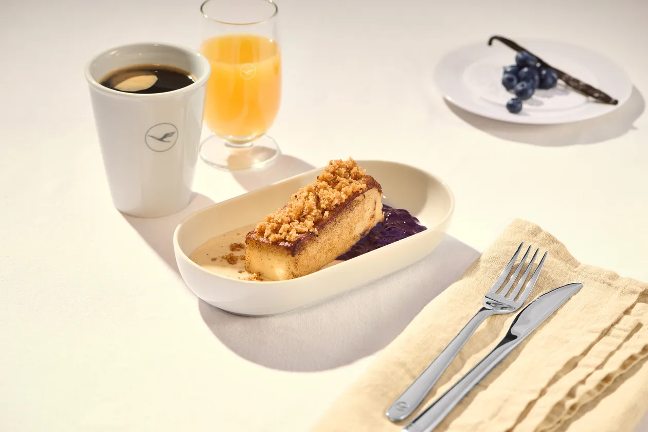 Gebackene Grießschnitte | Pistazien | Vanillesauce | Holunderbeerenkompott