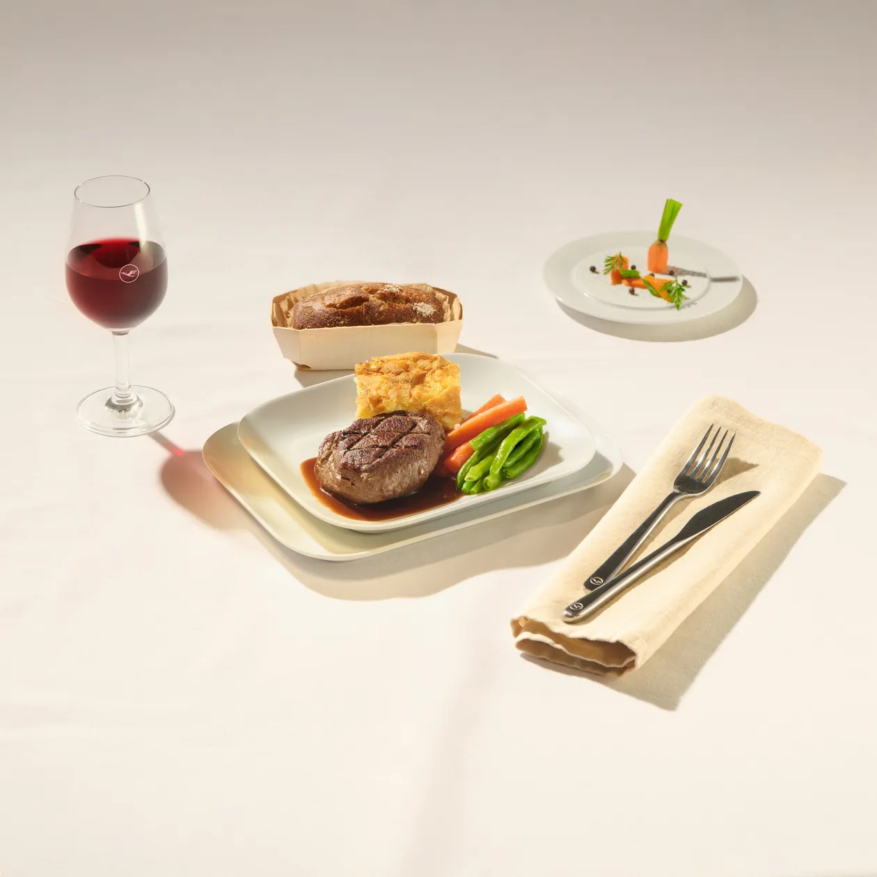 Filet de bœuf grillé avec gratin de pommes de terre, haricots verts et jus de viande au porto