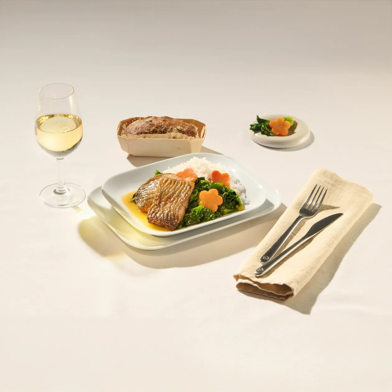 Saibling mariniert mit Austernsauce, Jasminreis, Rapsblüten mit Ingwer, Knoblauch und Sojasauce dazu Austernsauce mit Sesamöl verfeinert