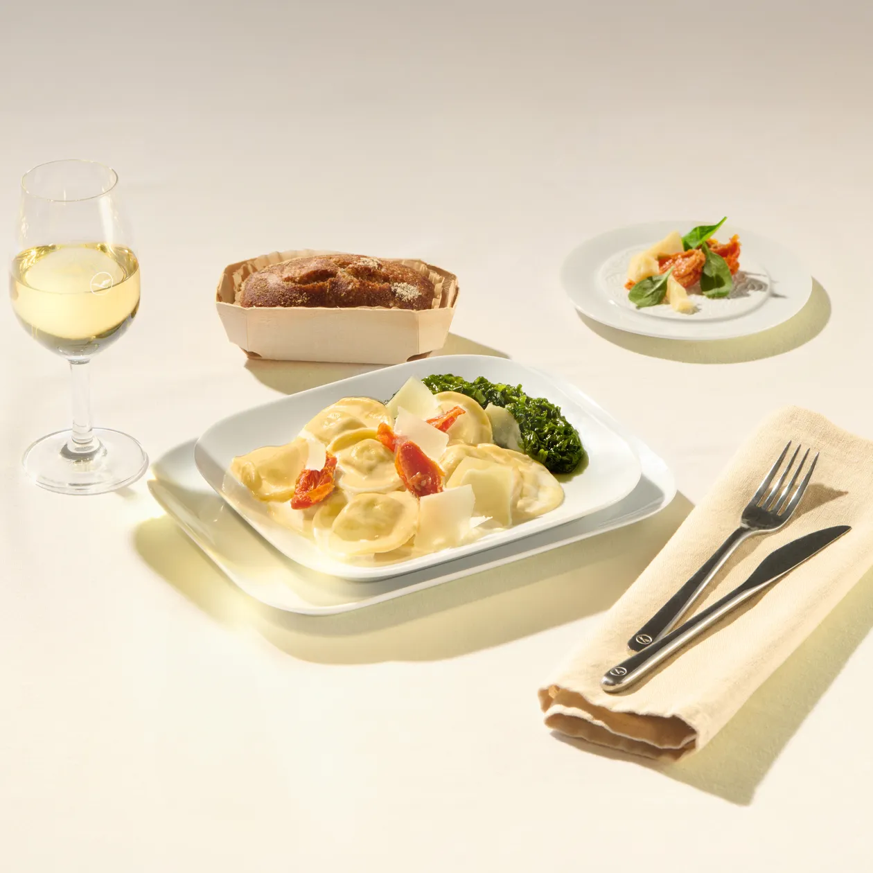 Quenelle avec farce truffée sur un lit d’épinards accompagnés d’une sauce Riesling légère à la crème