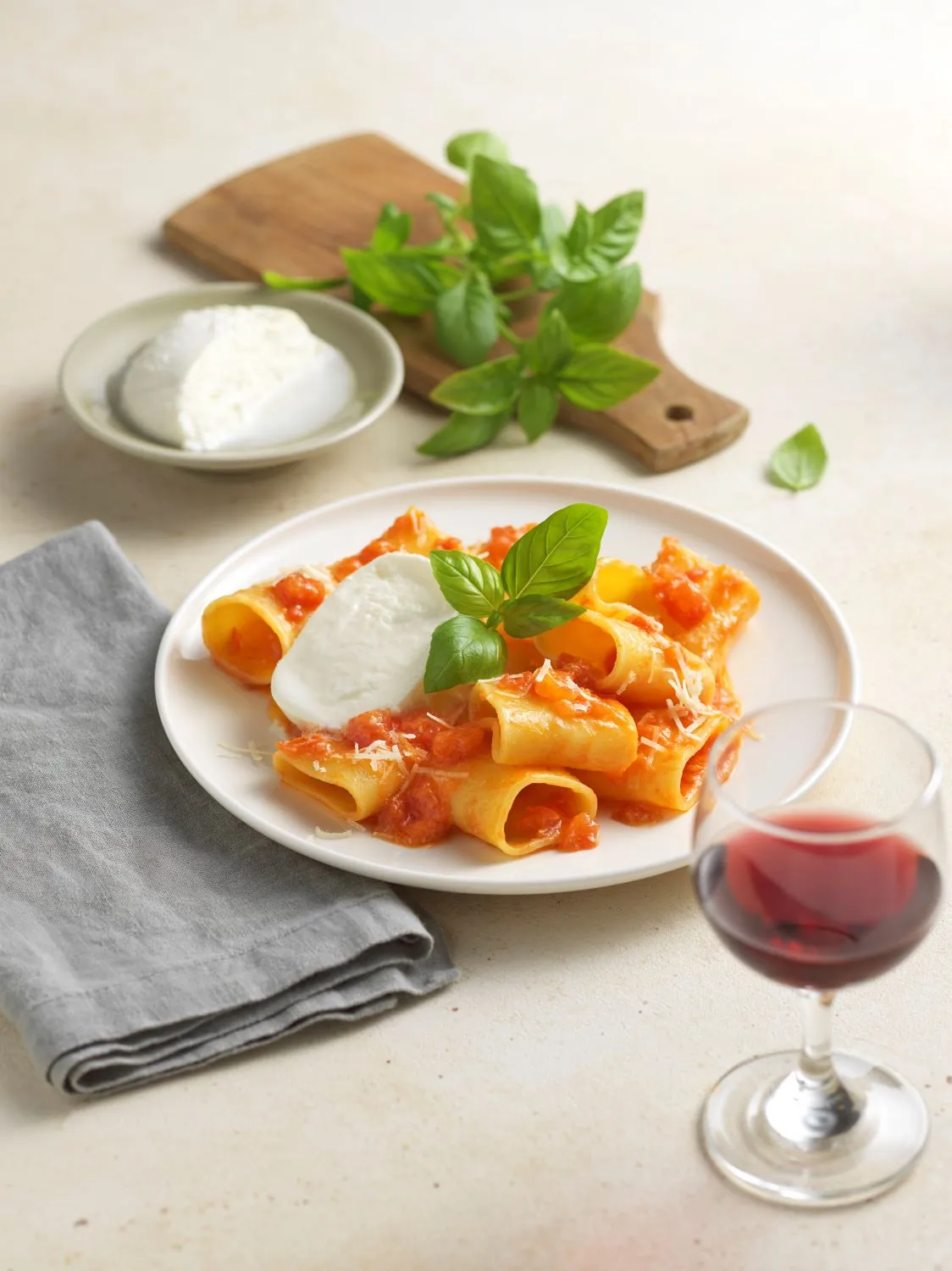 PACCHERI PASTA mit Parmesan-Tomaten-Sauce und Büffelmozzarella